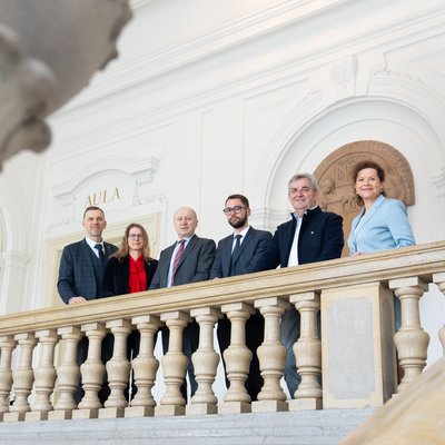 v.l.n.r.: Univ.-Prof. Thomas Prohaska, Vizerektor für Lehre und Internationales, Dr. Manuela Raith, Vizerektorin für Finanzen und Infrastruktur, Dr. Vasyl Khymynets, Botschafter der Ukraine in Österreich, Nazar Stetsyshyn, zweiter Botschaftssekretär, Dipl.-Ing. Hannes Missethon, Alumnus der Montanuniversität und Assoz.-Prof. Dr. Christina Holweg, Vizerektorin für Marketing und Stakeholder Management. Foto: © MUL/Tauderer