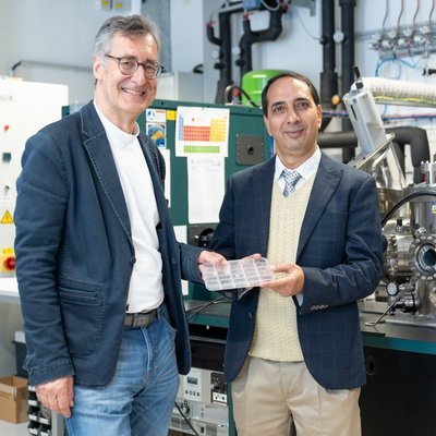Univ.-Prof. Dipl.-Ing. Dr. Christian Mitterer (links) führte Univ.-Prof. Dr. Sudarshan Kumar (rechts) bei einem Besuch an der Montanuniversität durch die Labore des Lehrstuhls für Funktionale Werkstoffe und Werstoffsysteme. Foto: © MUL