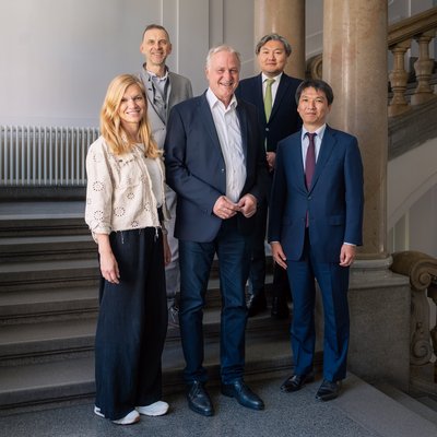Rektor Peter Moser (mitte) und Univ.-Prof. Thomas Prohaska, Vizerektor für Lehre und Internationales (2.v.l.) sowie Dr.-ing. Susanne Feiel (International Relations and European University begrüßten den mongolischen Botschafter Tsengeg Mijiddorj (rechts vorne) in Leoben. Foto: © MUL/Tauderer