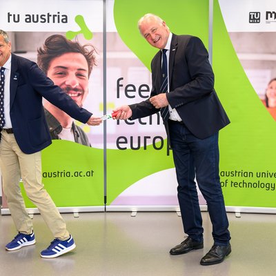 TUW-Rektor jens Schneider übernimmt die Staffel von MUL-Rektor Peter oser