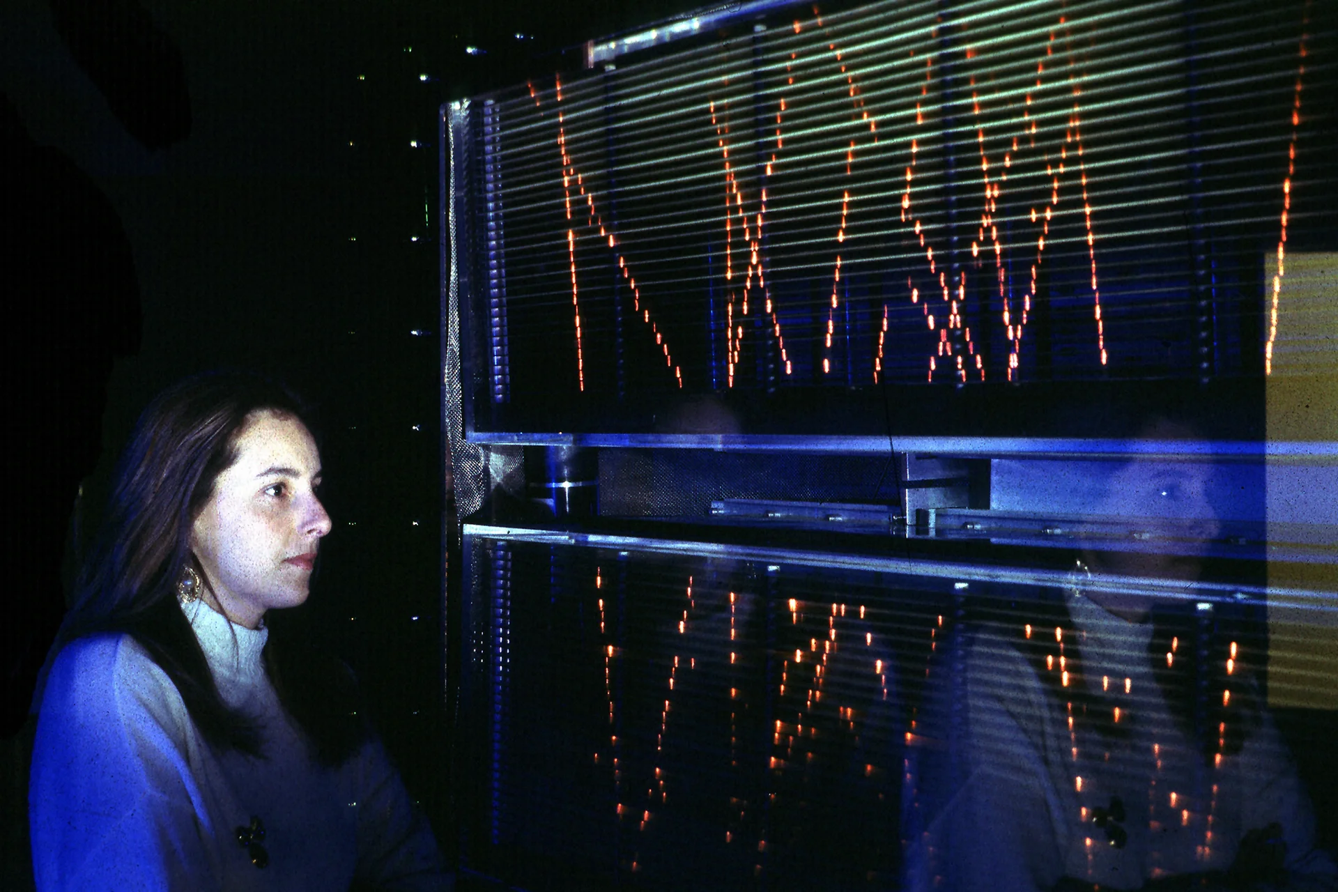 Frau vor einer Funkenkammer am CERN