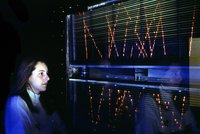 Frau vor einer Funkenkammer am CERN