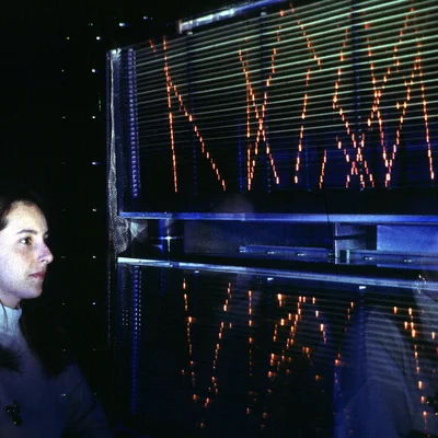 Frau vor einer Funkenkammer am CERN