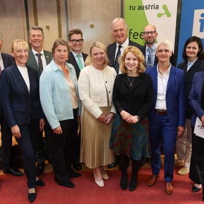 v.l.n.r.: Robert-Jan Smits (Präsident emeritus, TU Eindhoven), Barbara Weitengruber (BMFWF), Horst Bischof (Rektor TU Graz),  Isabella Meran-Waldstein (IV), Christoph Neumayer, (Generalsekretär der IV), Brigitte Ecker (WPZ Research GmbH), Peter Moser (Rektor Montanuniversität Leoben), Eva-Maria Holzleitner (Bundesministerin für Frauen, Wissenschaft und Forschung), Pascal Hetze (Stifterverband Berlin), Mirjam Storim (Leiterin der Siemens RIE Ecosysteme), Elisabeth Engelbrechtsmüller-Strauß (CEO der Fronius International GmbH) und Andrea Höglinger (Vizerektorin der TU Graz).