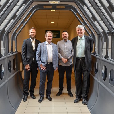 Das Forscherteam hinter der Entdeckung (v. l. n. r): Mohammadhossein Sharifian, Wolfgang Kern† (kürzlich verstorben), Nikolaos Kostoglou und Gisbert Rieß Foto: © Kunststofftechnik 