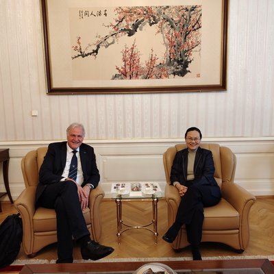 Rektor Peter Moser und Botschafterin Mei Qi. Foto: © Privat