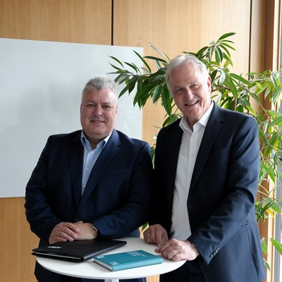 AT&S-CEO Michael Mertin (left) with Rector Peter Moser (right). Photo: © AT&S/Christoph Heigl 