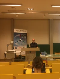 Prof. Gollas gibt einen Einblick in die Grundlagen der Wasserstoffproduktion sowie die grundlegenden Prinzipien der Elektrochemie