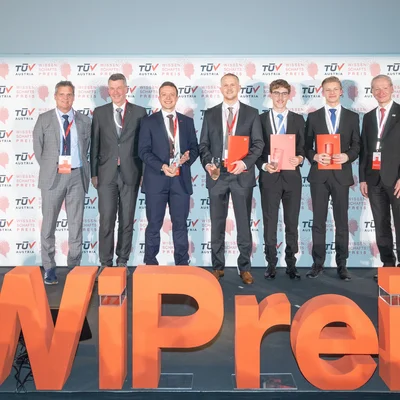 Gruppenfoto von allen Preisträger_innen 