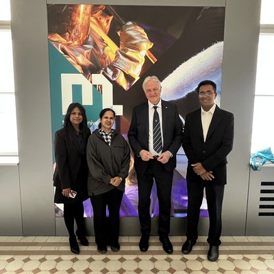 Gruppenfoto: v.l.n.r.: Fokus Indien Projektmanagerin Viruschka Tewary (MIRO), Prof. Tabitha Paradesi (Christ University), Rektor Peter Moser und Prof. Joseph Varghese (Christ University). Foto: © MUL