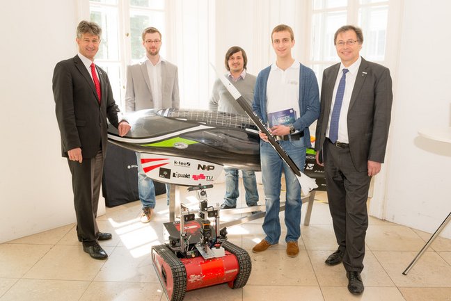 Harald Kainz, TU Austria-Präsident und Rektor der TU Graz, und sein Amtskollege Rektor Wilfried Eichlseder von der Montanuni Leoben nehmen Vertretern von drei Studierendeninitiativen in ihre Mitte.