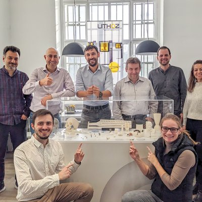 Auf dem Bild sind acht Personen abgebildet. Sechs davon sind Männer und zwei sind Frauen. 