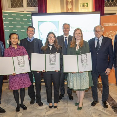 v.l.n.r. Geschäftsführer des Steirischen Gedenkwerks Klaus Poier, Preisträgerin Charlotte Cui, Vizerektor Helmut Antrekowitsch, Preisträgerin Malina Seyffertitz, GRAWE Generaldirektor Klaus Scheitegel, Preisträgerin Eva Gerold, Obmann des Steirischen Gedenkwerks Gerald Schöpfer, Vorstandsvorsitzender der Steiermärkischen Verwaltungssparkasse Gerhard Fabisch. Foto: © Foto Fischer