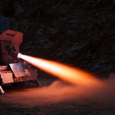 Triebwerkstand mit Raketentriebwerk, das einen weißen Feuerstrahl produziert