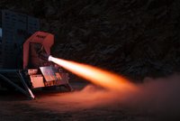 Triebwerkstand mit Raketentriebwerk, das einen weißen Feuerstrahl produziert