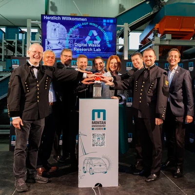 Gruppenfoto mit Vertreter*innen der Montanuniversität und der steierischen Wirtschaft bei der Eröffnung des Digital Waste Research Lab in St.Michael.