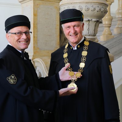 Der bisherige Rektor Wilfried Eichlseder (links) übergab das Amt samt Rektorskette an seinen Nachfolger Peter Moser. [Fotocredit: Foto Freisinger]