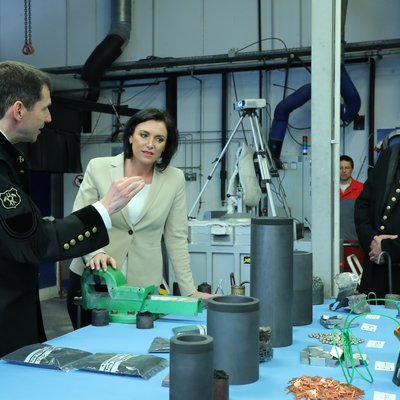 Gruppenfoto im Technikum des Impulszentrums für Werkstoffe mit Prof. Antrekowitsch, Ministerin Köstinger und Rektor Eichlseder