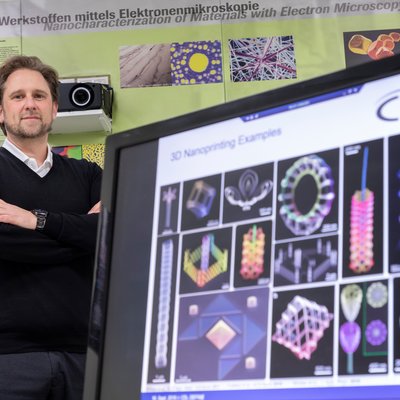 TU Graz-Forscher steht hinter Computer-Bildschirm