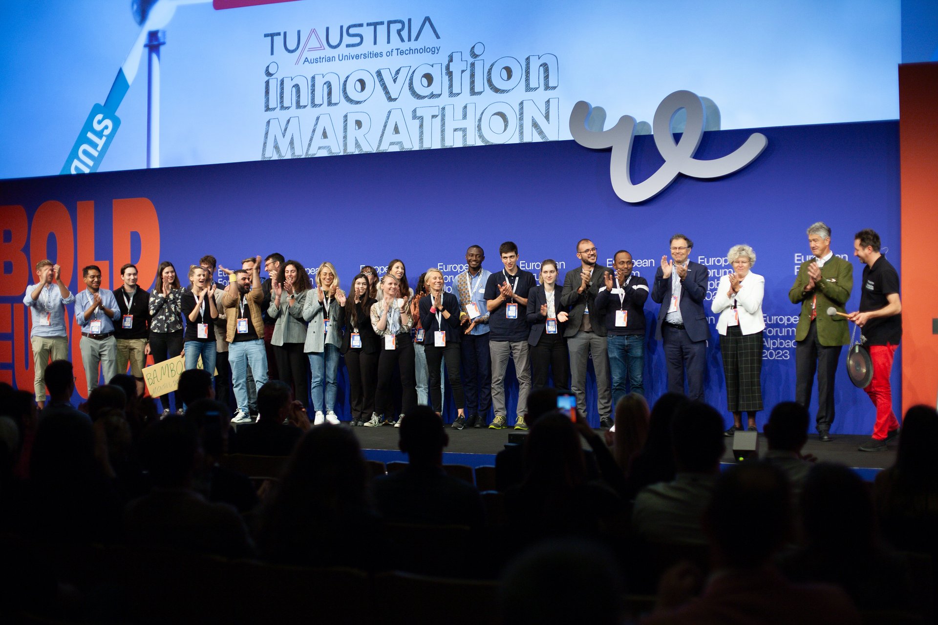 9. TU Austria Innovations-Marathon Gruppe von Menschen auf der Bühne des Innovations-Marathons.
