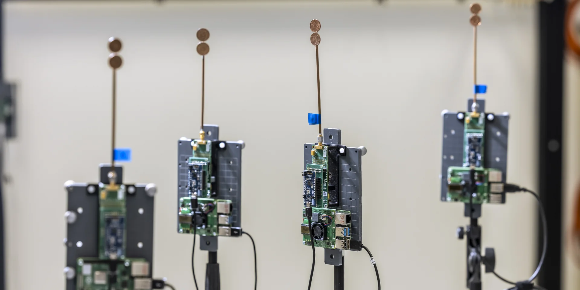 Ein Bild von vier Computerplatinen mit 6G-Antennen darauf.