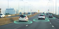 Autos auf der Stadtautobahn mit Funkwolken umhüllt
