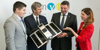 Bundesminister Jörg Leichtfried stellt das Projekt PRETTY gemeinsam mit TU Graz-Professor Otto Koudelka und seinem Team vor. Hier im Bild mit dem Modell des OPS-SAT, der 2018 ins All startet.