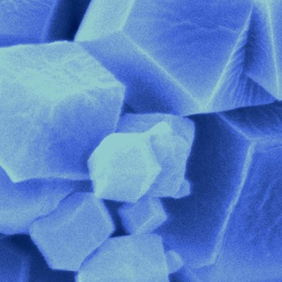 Das von einem Elektronenmikroskop aufgenommene Bild eines mikroporösen Kristalls