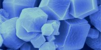 Das von einem Elektronenmikroskop aufgenommene Bild eines mikroporösen Kristalls