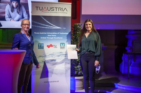 TU-Austria-Preis: Sonderpreis an Hanna Draxl mit Frau Standeker