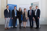 v.l.n.r.: Mag. Jörg Schnecker, PhD (Christian Doppler Forschungsgesellschaft), Univ.-Prof. Dipl.-Ing. Dr. Klaus Reichmann (Christian Doppler Forschungsgesellschaft), Dipl.-Ing. Dr.mont. Irmgard Weißensteiner (Lehrstuhl für Nichteisenmetallurgie), Vi­ze­bür­ger­meis­te­rin Bir­git Sand­ler (Stadt Leoben), Dr.mont. Werner Fragner (Leiter Unternehmenstechnologie AMAG Rolling GmbH), Vizerektor für Forschung und Nachhaltigkeit Univ.-Prof. Dipl.-Ing. Dr.mont. Helmut Antrekowitsch. Foto: © MUL/Stöbbauer 