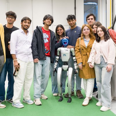 Besucher*innen bei der Langen Nacht der Forschung, Gruppenfoto.