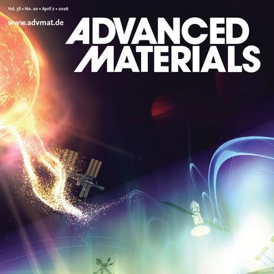 Magazintitel „ADVANCED MATERIALS“ auf einer kosmischen Titelgrafik. Links ein gleißender Sonnenrand mit Partikelschweif; im Raum schweben mehrere Satelliten/Stationen. Rechts unten ist ein Teil der Erde zu sehen, darüber leuchtende, bogenförmige Strahlen- oder Feldlinien in Blau‑Grün.