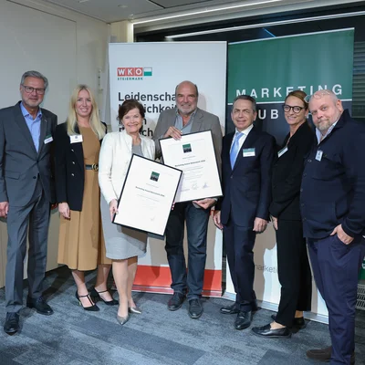 Christina Holweg, Vizerektorin für Marketing und Stakeholder Management der Montanuniversität Leoben, nimmt gemeinsam mit ihrem Team die Auszeichnung beim Marketing Award Steiermark in der WKO Steiermark entgegen.