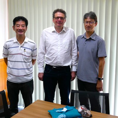 Professor Jörg Thuswaldner (mitte) mit dem der Dekan der Graduate School of Science and Technology (l.) und dem Leiter des Doctoral Programms des National Institute of Material Science der University of Tsukuba (r.). Foto: © Privat. 