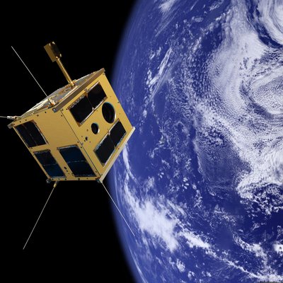 Fotomontage eines Satelliten vor der Erdkugel