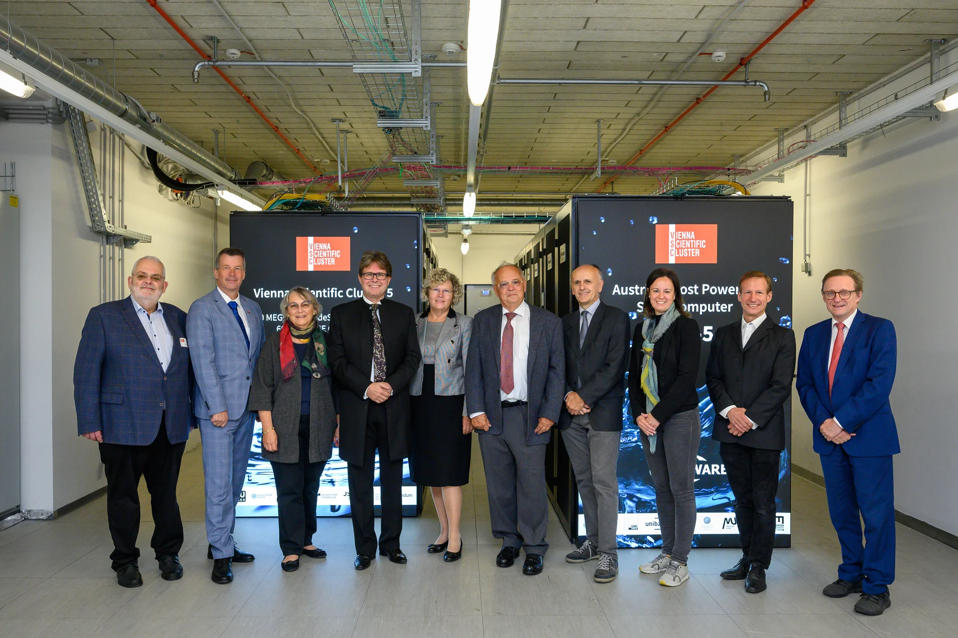Gruppenfoto vor dem VSC-5