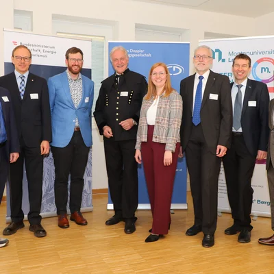 Assoz.Prof. Dr. Eva Gerold bei der Eröffnung ihres CD-Labors mit Rektor Peter Moser (4.v.l.), Vizerektor Helmut Antrekowitsch (2.v.r.), Prof. Dr. Peter Prenninger (3.v.r., Vizepräsident der Christian Doppler Forschungsgesellschaft) und Vertretern des Unternehmenspartners Aurubis AG. Foto: © Armin Russold 