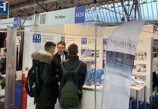 Beratung zweier junger Männer beim Infostand der TU Wien