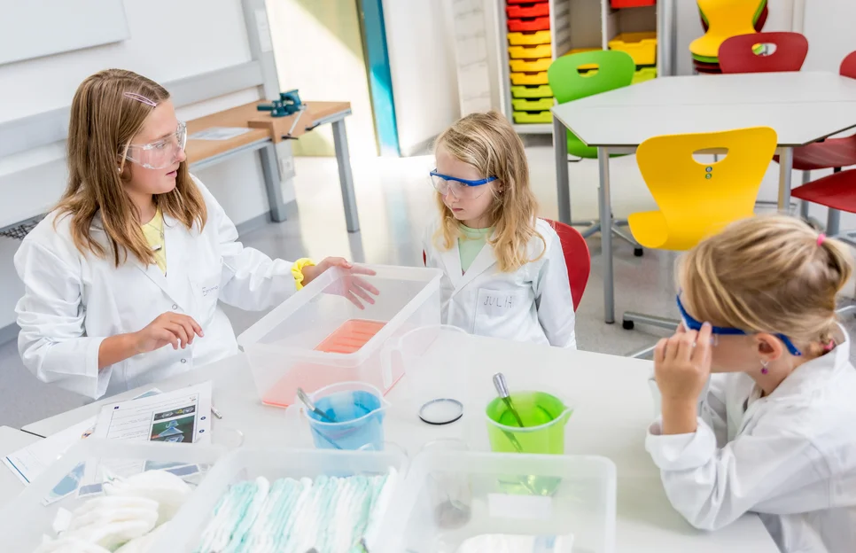 Mädchen experimentieren im Lehr-Lern-Labor Leoben