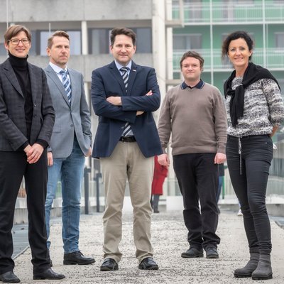 Menschengruppe im Freien 
