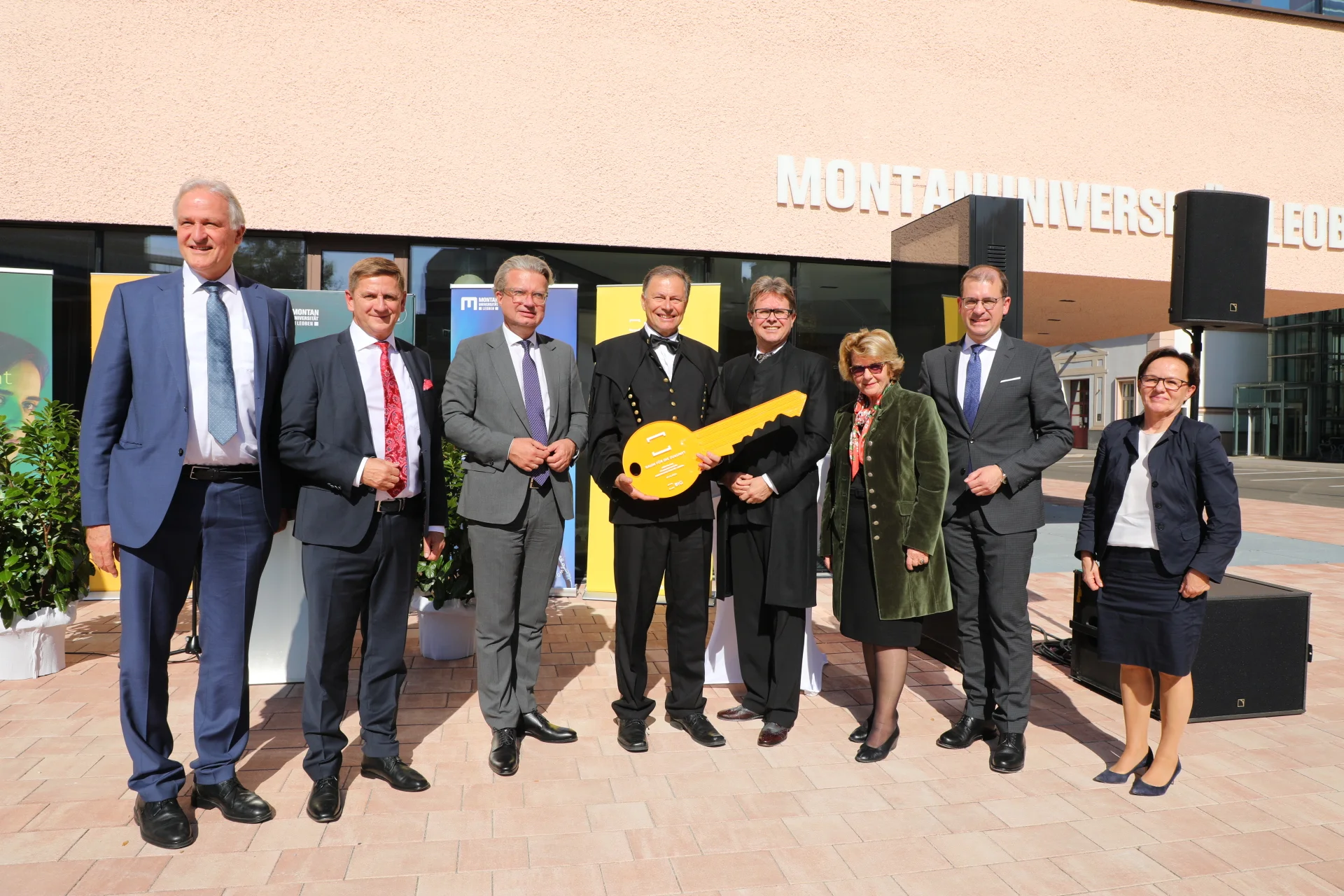 Gruppenfoto mit symbolischem Schlüssel von der Eröffnung des Studienzentrums