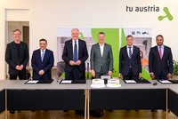 v.l.n.r.: Elmar Pichl (Leiter der Hochschulsektion im BMFWF), Zubin Karkaria (Founder and CEO, VFS Global Group), Rektor Peter Moser (Montanuniversität Leoben), Rektor Horst Bischof (TU Graz), Rektor Jens Schneider (TU Wien) und der indische Botschafter in Österreich Shri Shambhu S. Kumaran. Foto: © TU Austria/Matthias Heisler 