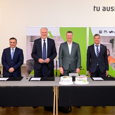 v.l.n.r.: Elmar Pichl (Leiter der Hochschulsektion im BMFWF), Zubin Karkaria (Founder and CEO, VFS Global Group), Rektor Peter Moser (Montanuniversität Leoben), Rektor Horst Bischof (TU Graz), Rektor Jens Schneider (TU Wien) und der indische Botschafter in Österreich Shri Shambhu S. Kumaran. Foto: © TU Austria/Matthias Heisler 