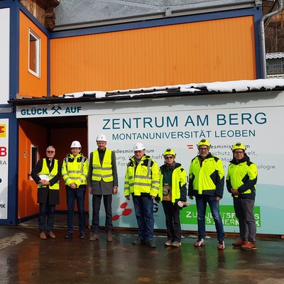 Gruppenbild mit Vertretern der Montanuni Leoben und der MedUni Graz, in gelben Warnwesten vor dem Zentrum am Berg, v.r.: Dr. med. Thomas Wegscheider (MedUniGraz), Vizerektor Christian Enzinger (MedUniGraz), Rektorin Andrea Kurz (MedUniGraz), Univ.-Prof. Robert Galler, Univ.-Prof. Thomas Grießer, Univ.-Prof. Thomas Thurner und Univ.-Prof. Harald Raupenstrauch.