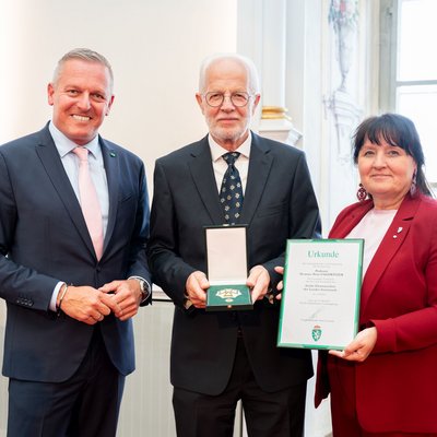 Landeshauptmann Mario Kunasek (l.) und Landeshauptmann-Stellvertreterin Manuela Khom (r.) überreichten Univ.-Prof. i.R. Dipl.-Ing. Dr.mont. Peter Uggowitzer das Große Ehrenzeichen des Landes Steiermark. Foto: © Land Steiermark/Streibl 