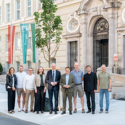 v. l.n.r.:  Anne-Kathrin Rumpold (Stadt Leoben), Tobias Dorn (Bauleiter Granit), Claus Hiebler (Stadt Leoben), Gemeinderätin Susanne Sinz (Ausschussvorsitzende), Rektor Peter Moser, Bürgermeister Kurt Wallner, Gerhard Perhofer (Polier Granit), Stadtbaudirektor Heimo Berghold und Werner Feuchtgraber (Granit). Foto: © MUL/Thomas Fazokas