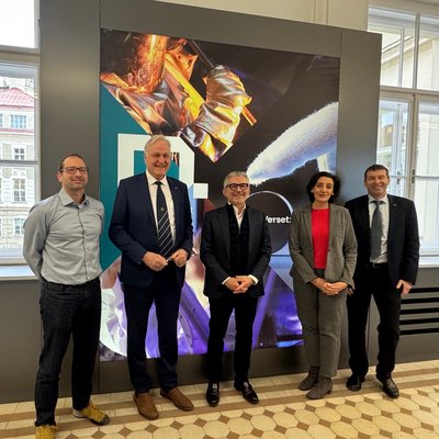 v.l.n.r.: Dipl.-Ing. Robert Obenaus-Emler, Rektor Peter Moser, Herbert Eibensteiner, CEO der voestalpine AG, Univ.-Prof. Susanne Michelic und Vizerektor Helmut Antrekowitsch. Foto: © MUL