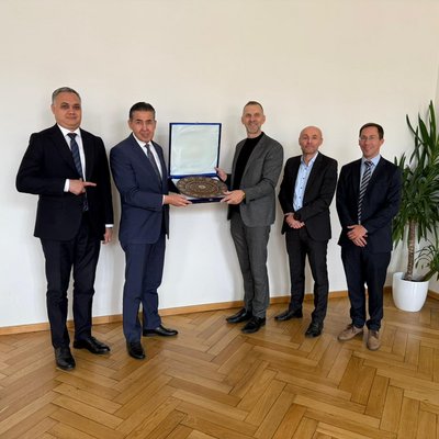 Der usbekische Botschafter Bakhtiyor Ibragimov (2. v.l.) übergibt ein Gastgeschenk an Vizerektor Thomas Prohaska (3. v.r.). Ebenso beim Treffen dabei waren Botschaftsrat Mamur Rasulov (l.), Univ.-Prof. Michael Tost (2.v. r.) und assoz. Prof. Stefan Steinlechner