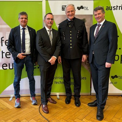 v.l.n.r.: Rektor Jens Schneider (TU Wien), Patentamtspräsident Stefan Harasek, Rektor Peter Moser (Montanuniversität Leoben) und Rektor Horst Bischof (TU Graz). Foto: © TU Austria 